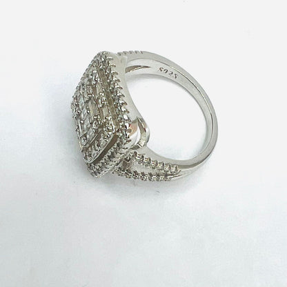 Anillo plata 925,  Vintage, tres cuadrados escalados , rodeada por baguette, zirconias blancas redondas, bordes zirconia