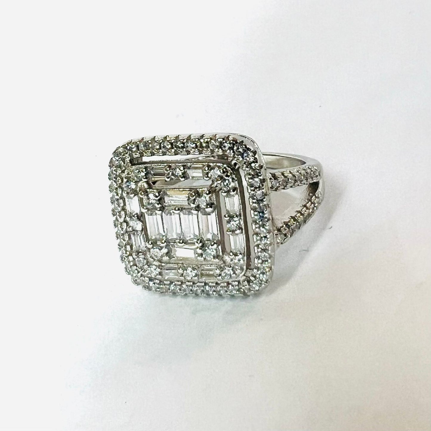 Anillo plata 925,  Vintage, tres cuadrados escalados , rodeada por baguette, zirconias blancas redondas, bordes zirconia