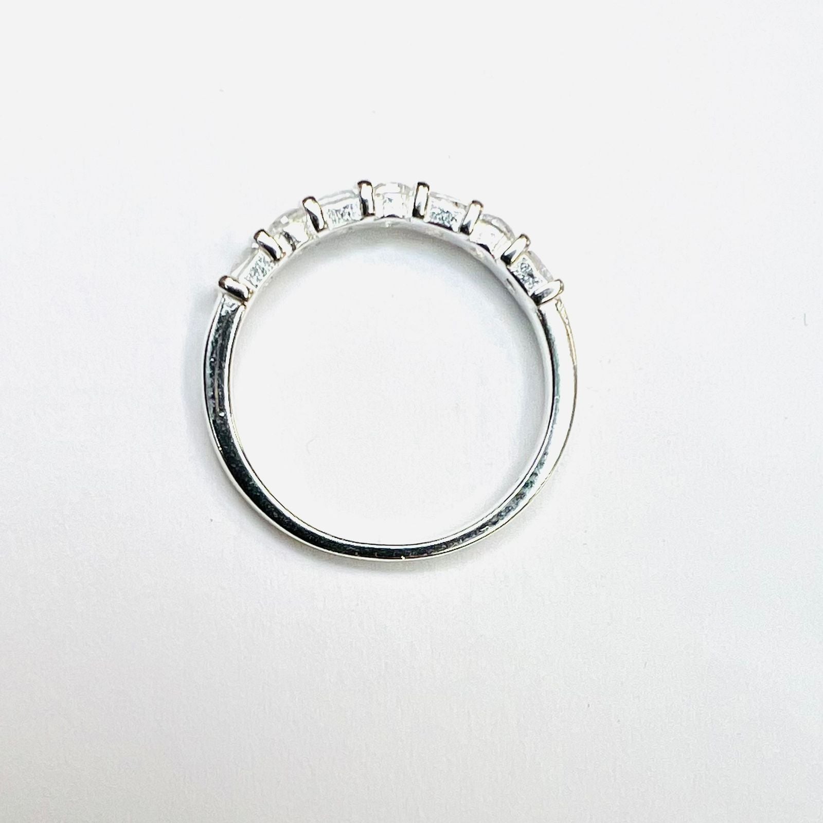 Anillo medio cintillo