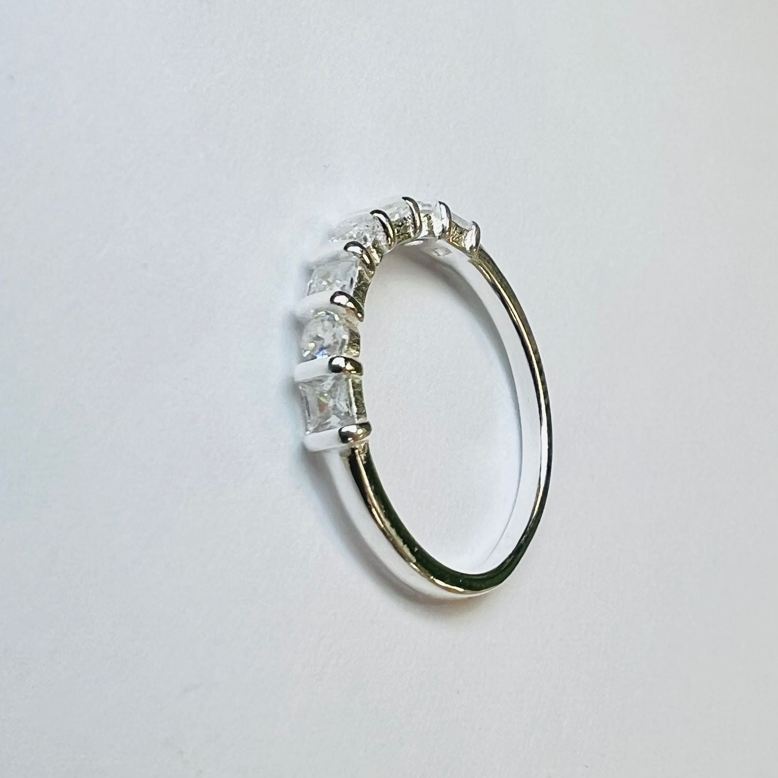 Anillo medio cintillo