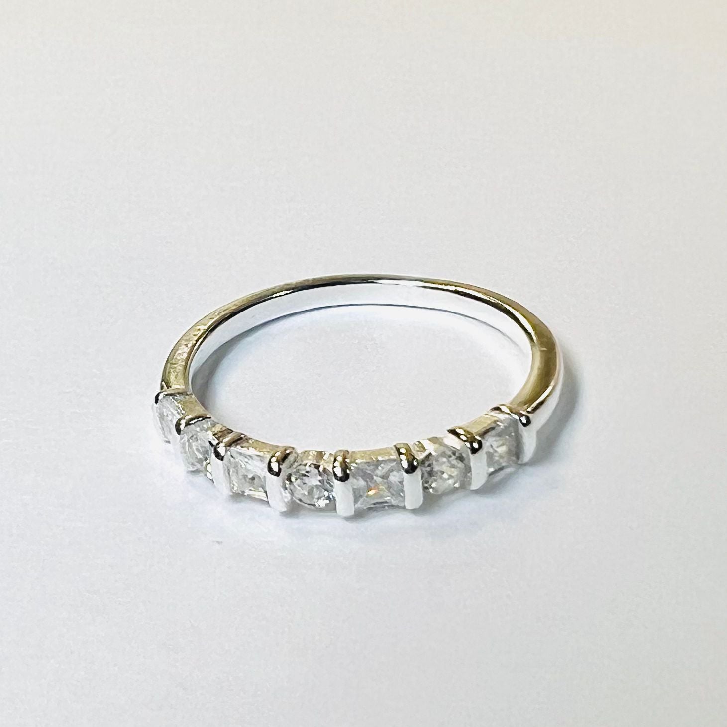 Anillo medio cintillo
