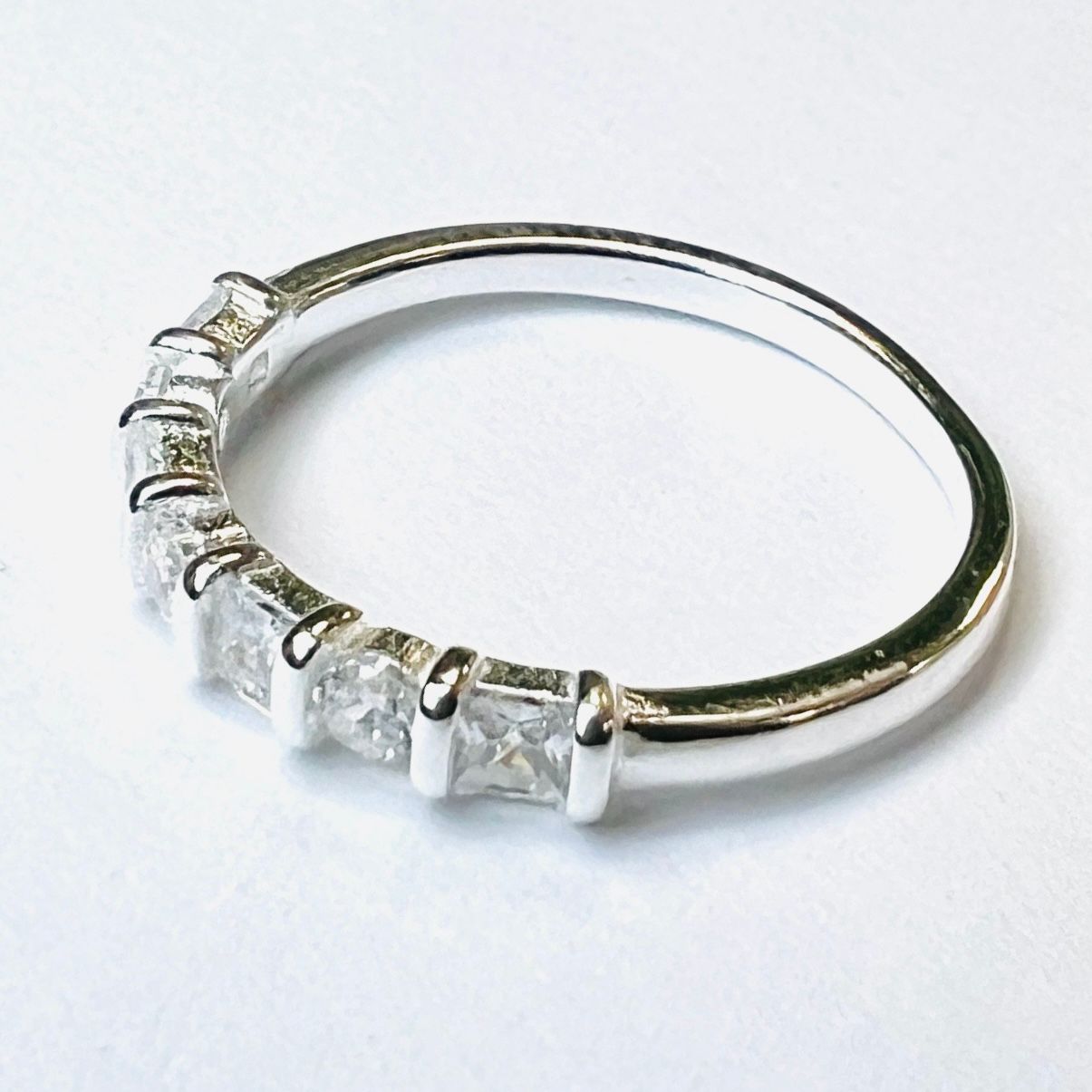 Anillo medio cintillo