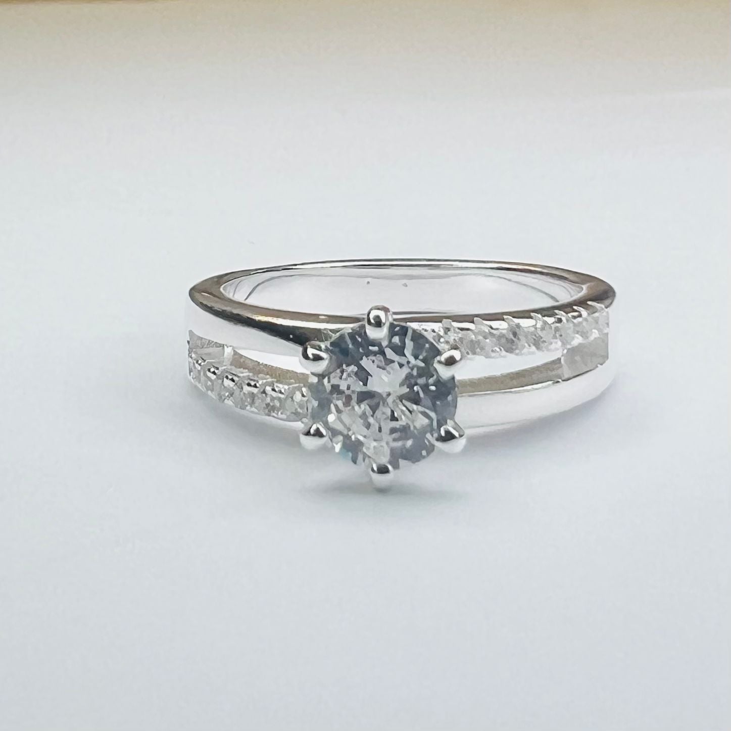 Anillo solitario doble riel liso
