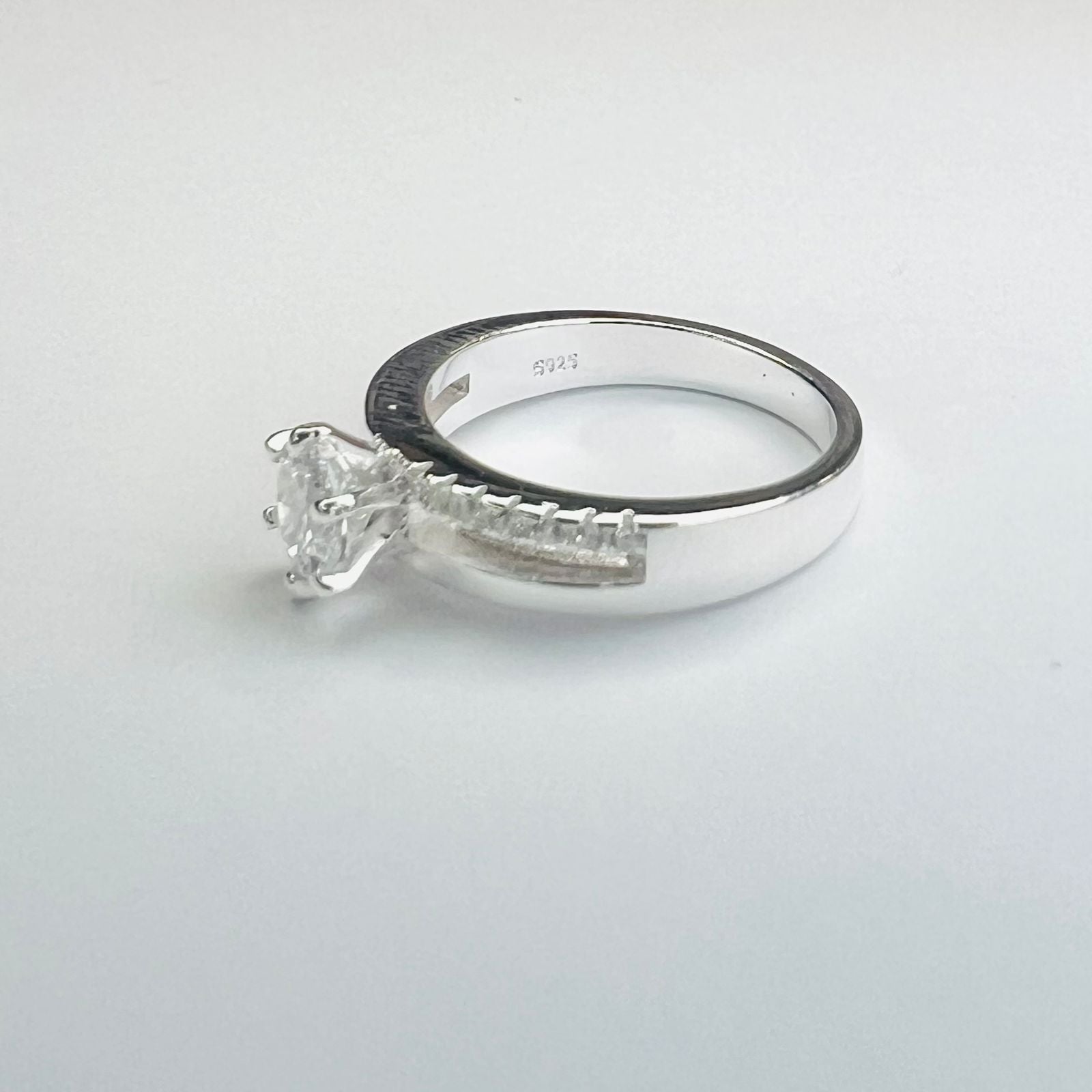 Anillo solitario doble riel liso