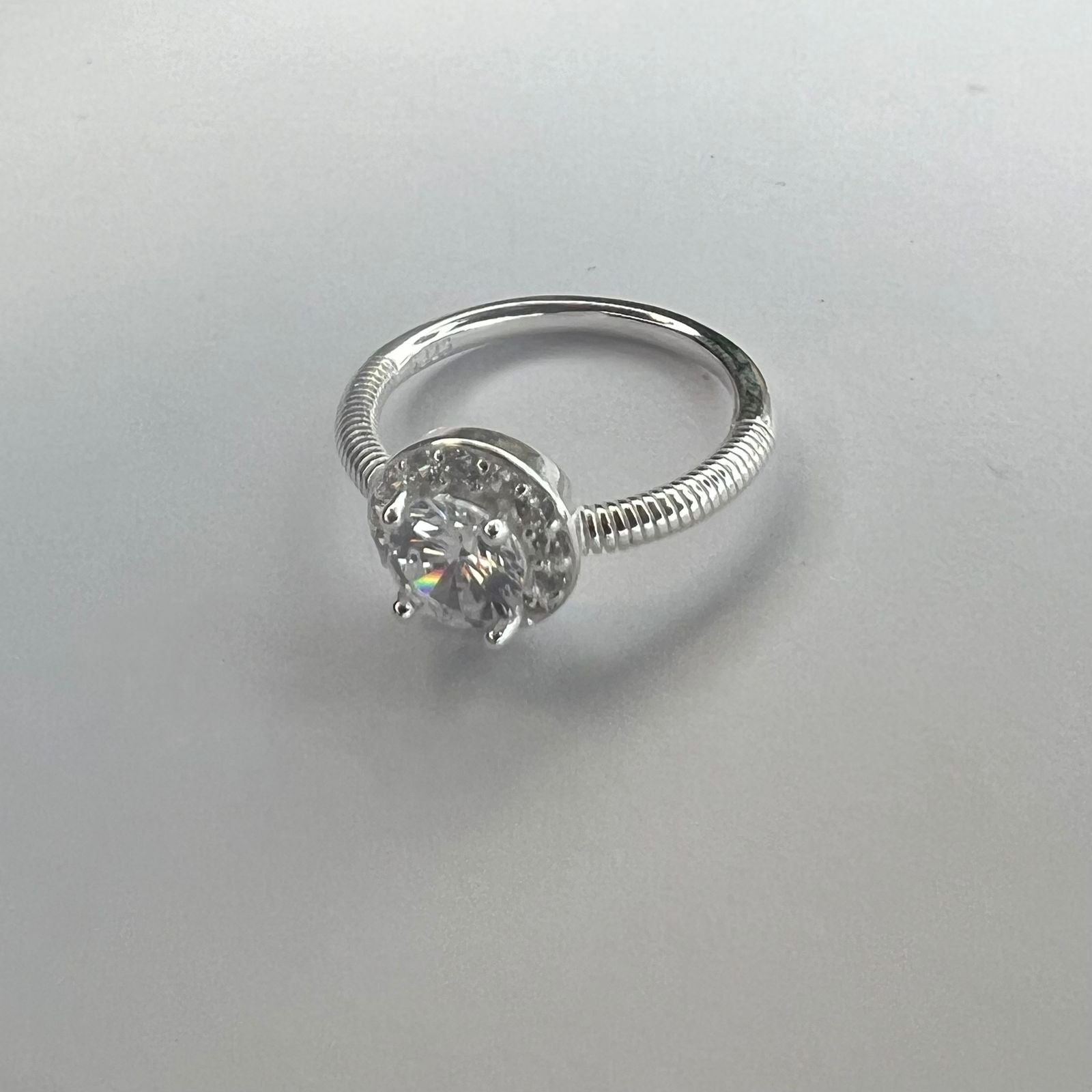 Anillo solitario central
