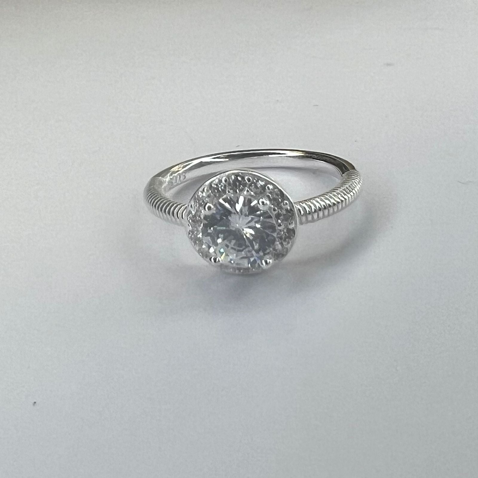 Anillo solitario central
