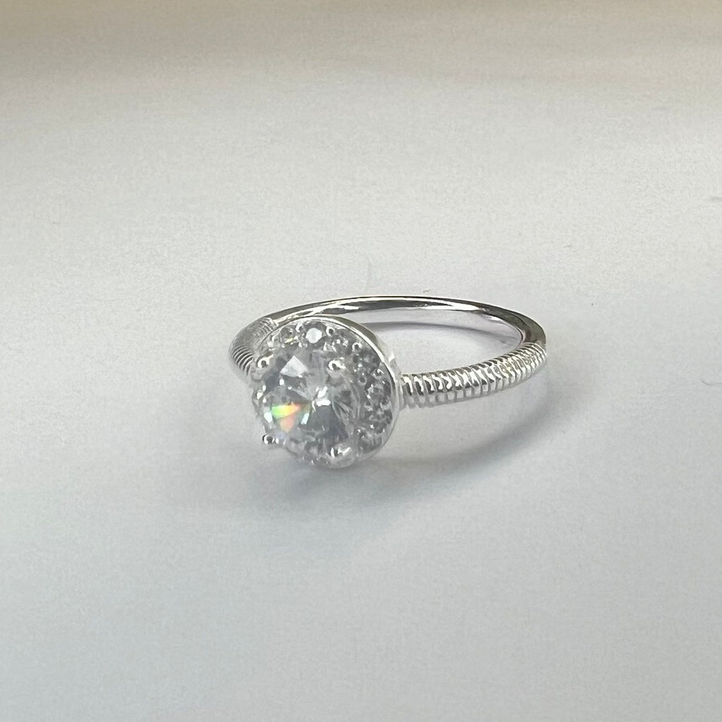 Anillo solitario central