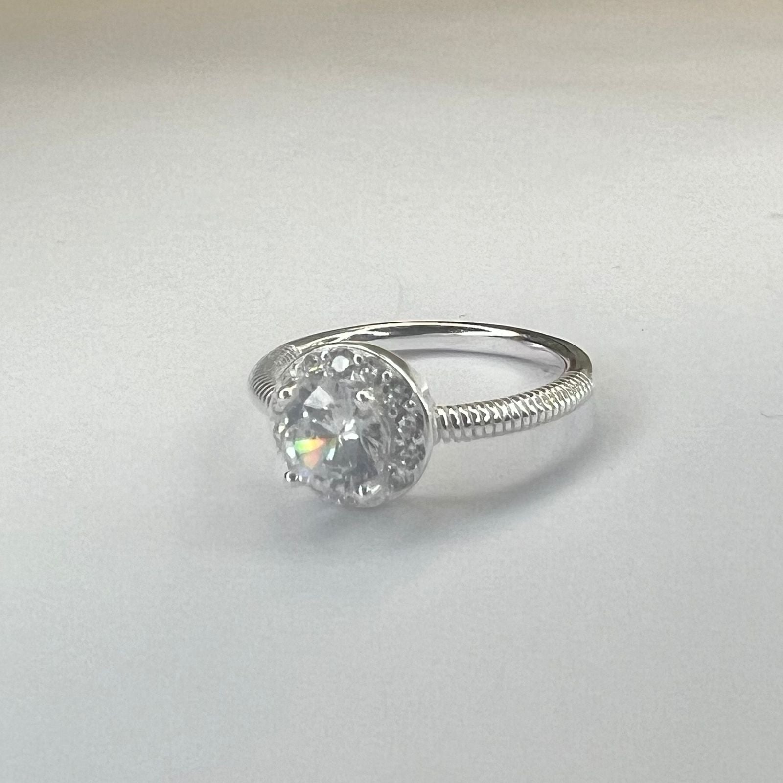Anillo solitario central