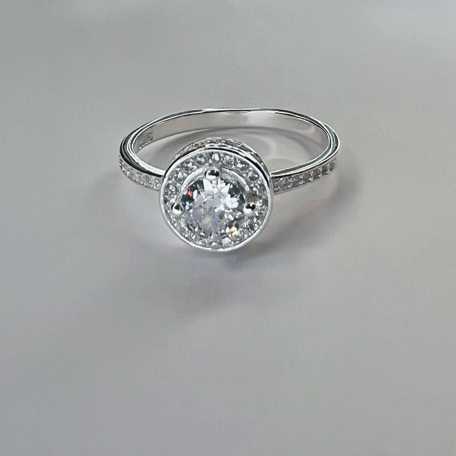 Anillo solitario redondo