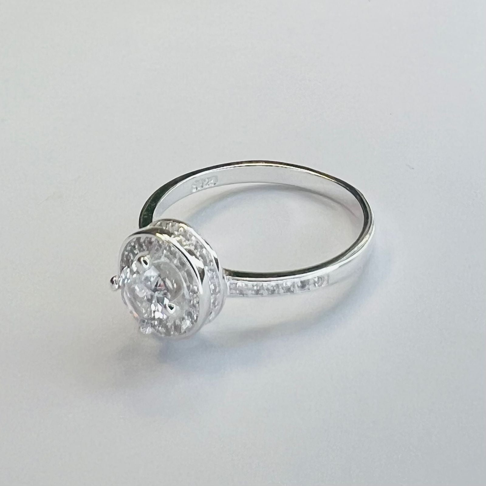 Anillo solitario redondo