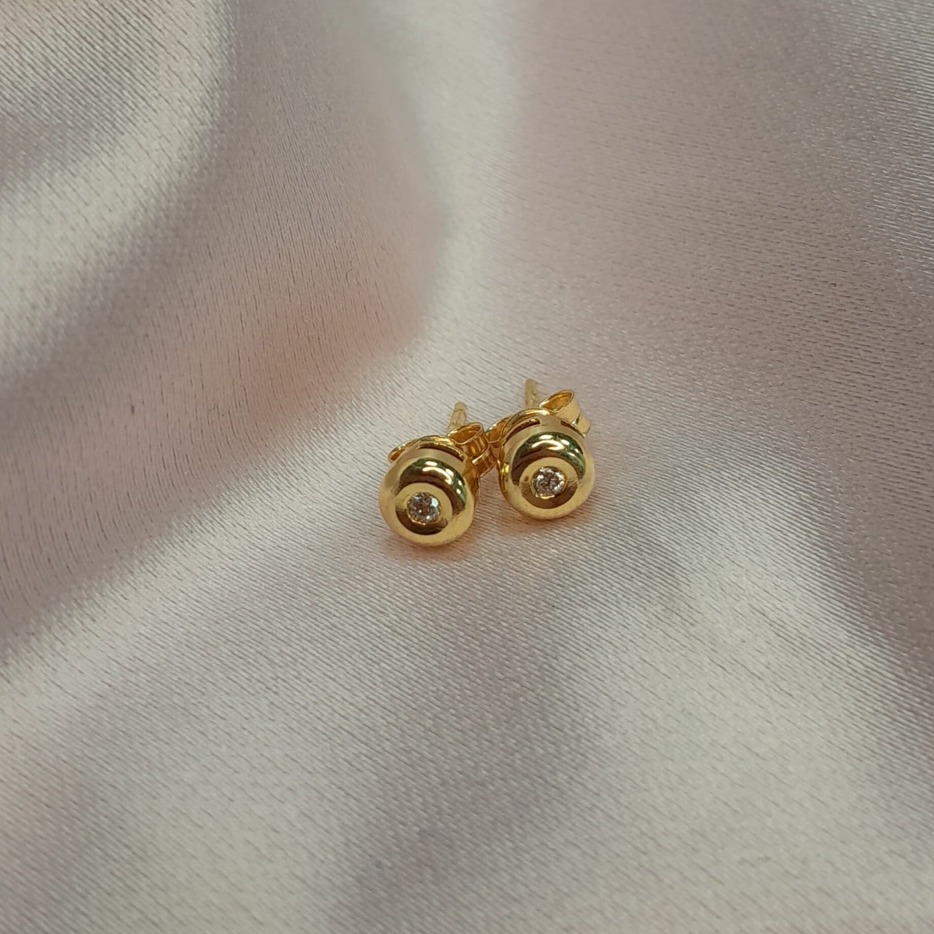 Aros Oro amarillo punto de luz diamante