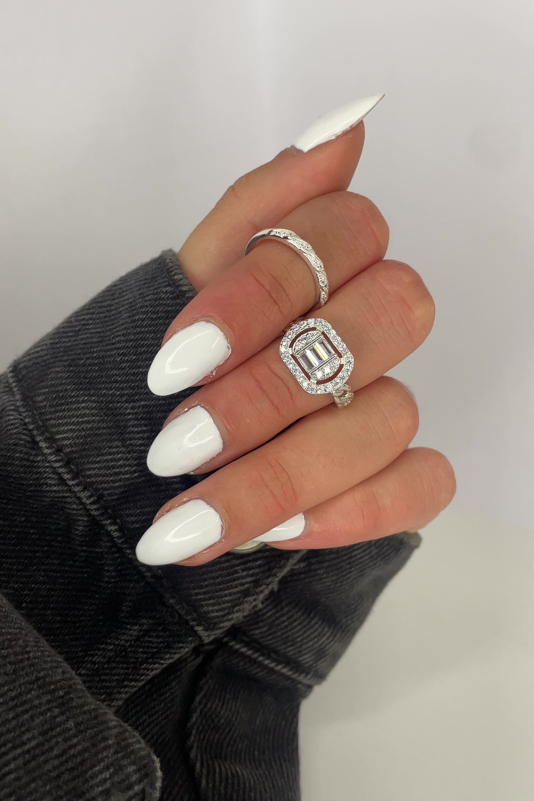 Anillo vintage ovalado bordes entrelazados