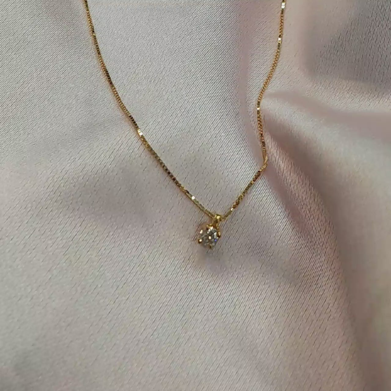 Collar Oro Amarillo y grifa con Diamantes