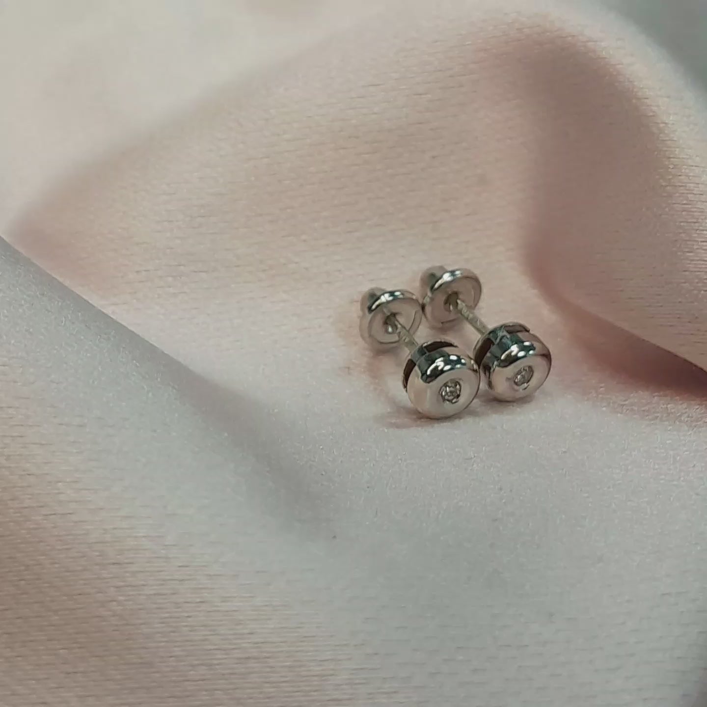 Aros Oro blanco punto de luz diamante