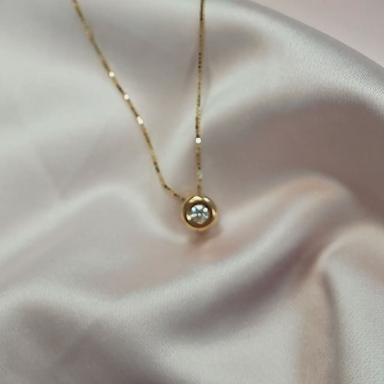 Collar Oro amarillo punto de luz con diamantes